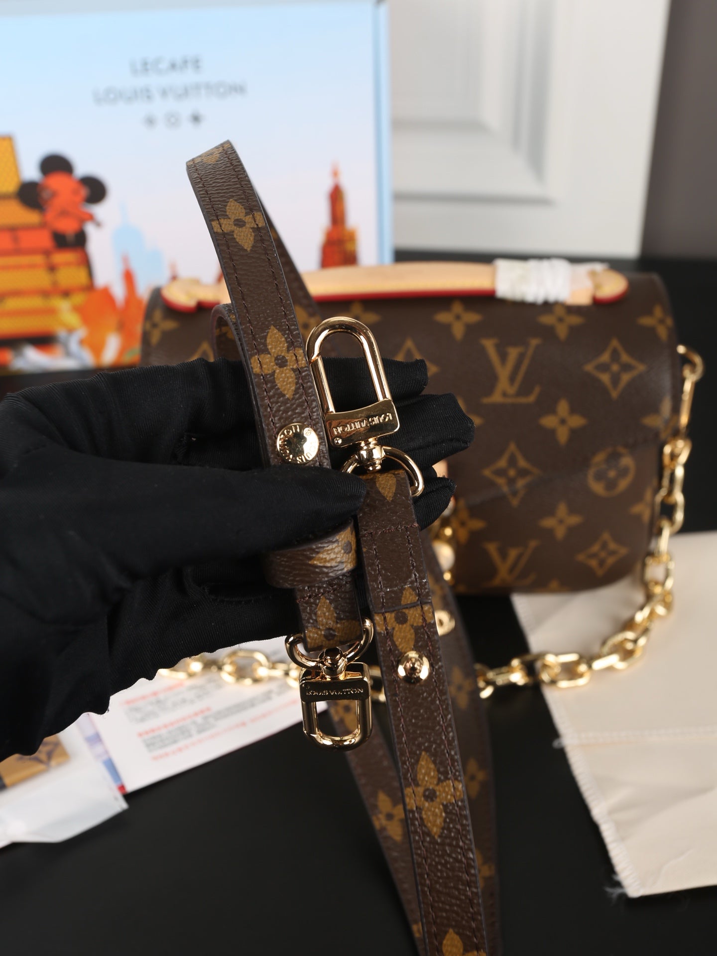 LOUIS VUITTON Pochette Metis East West