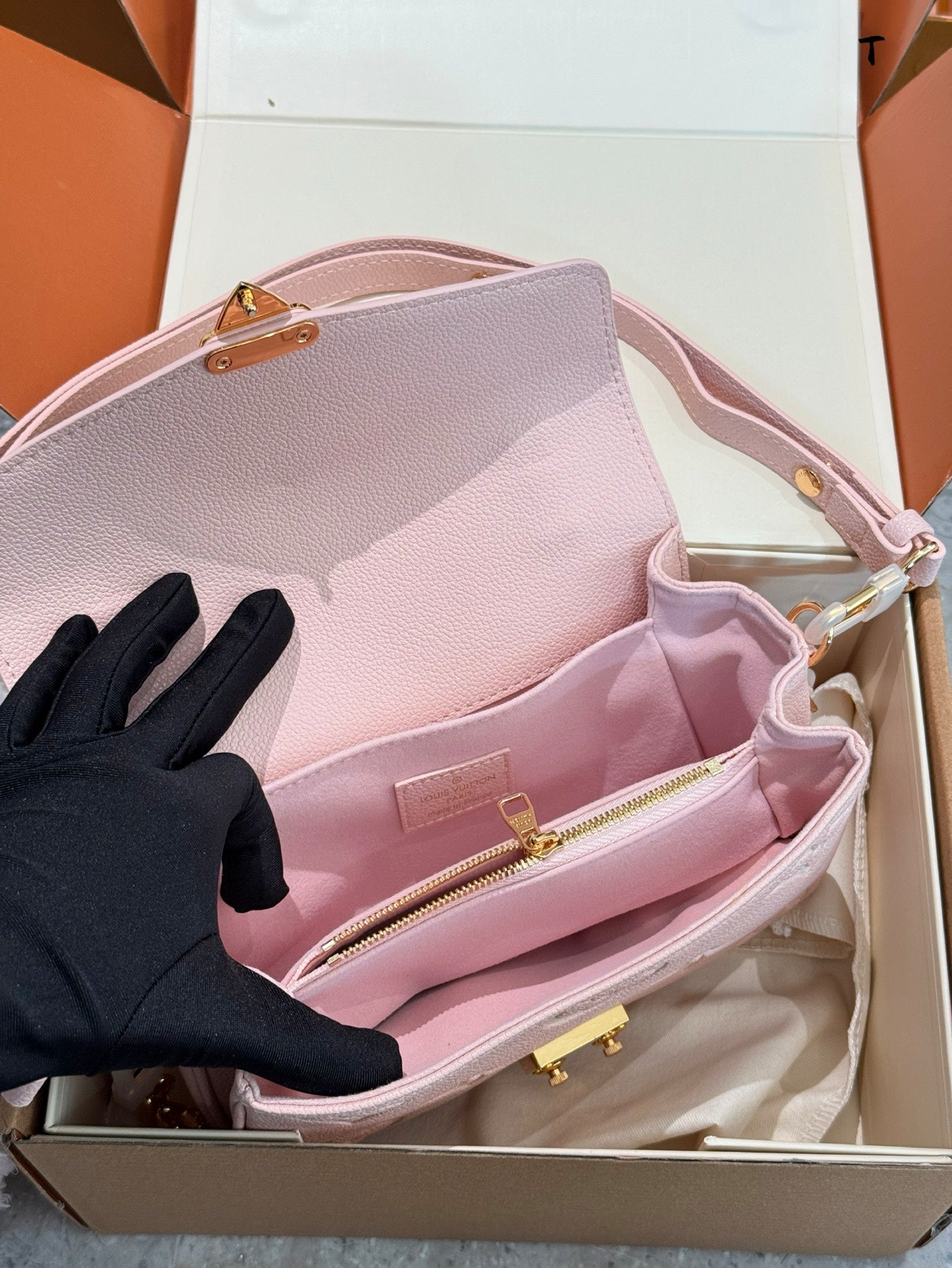 LOUIS VUITTON POCHETTE MÉTIS EAST WEST