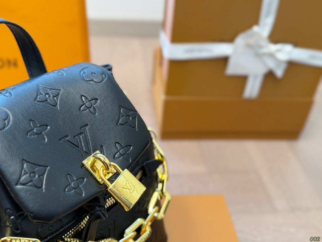 LOUIS VUITTON Coussin