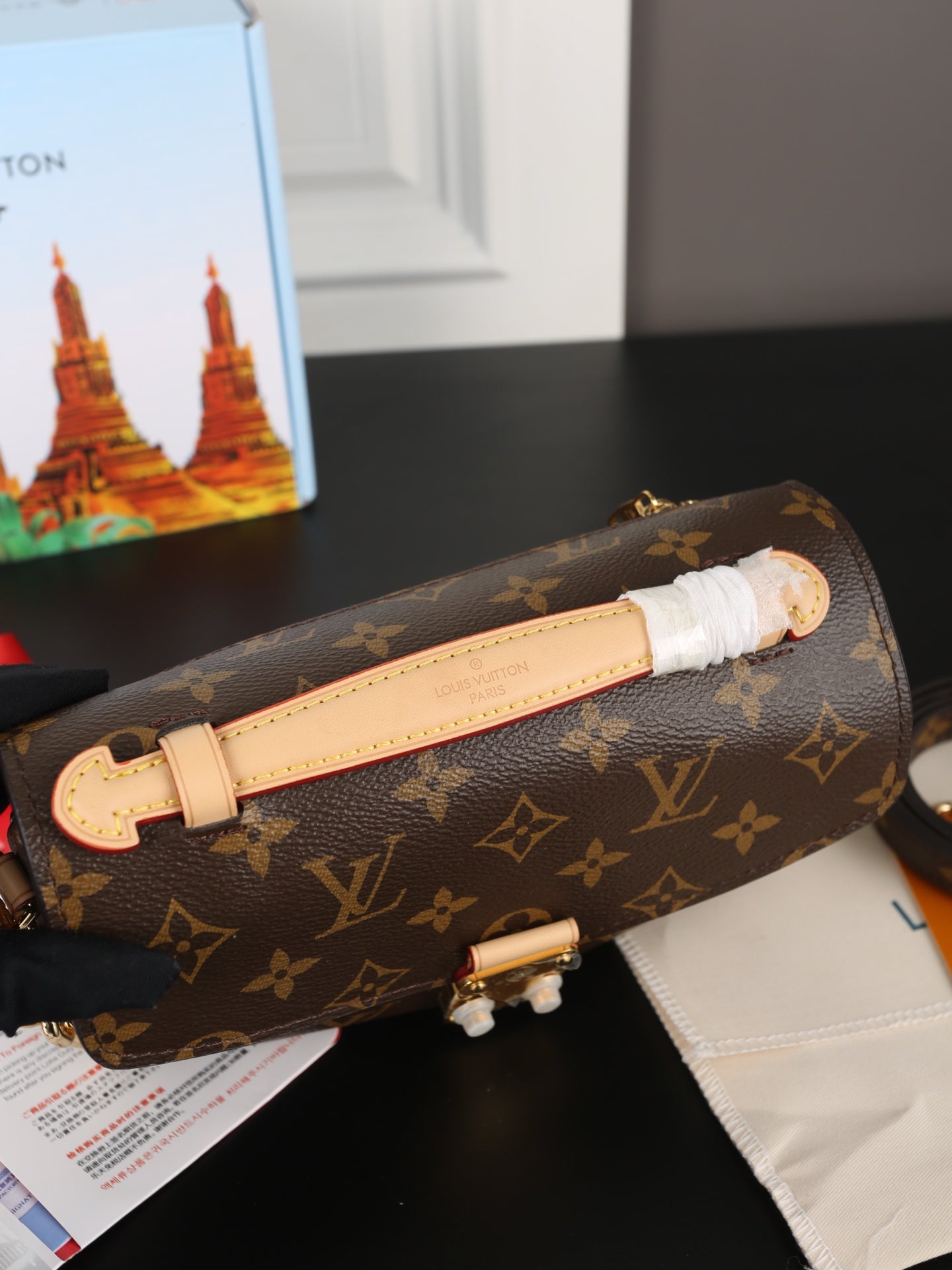 LOUIS VUITTON Pochette Metis East West
