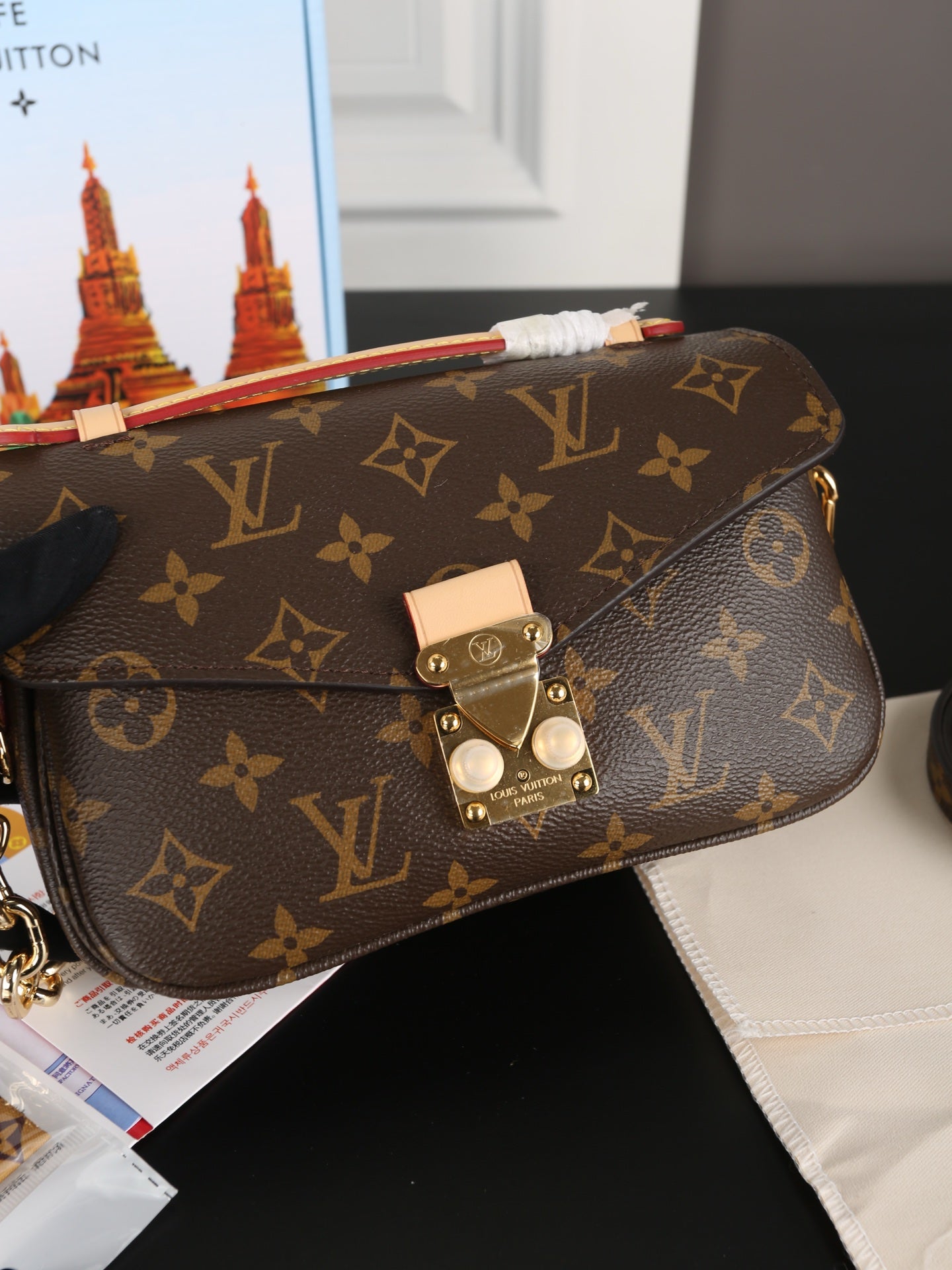 LOUIS VUITTON Pochette Metis East West