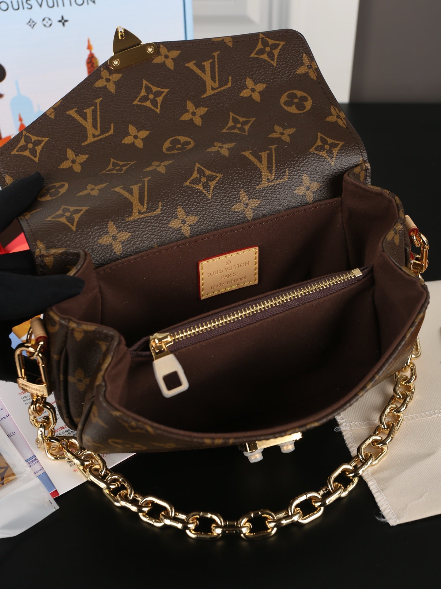 LOUIS VUITTON Pochette Metis East West